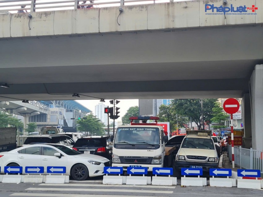 Cận cảnh những điểm trông giữ xe núp dưới chân cầu vượt tiềm ẩn nguy cơ bất an giữa lòng Hà nội