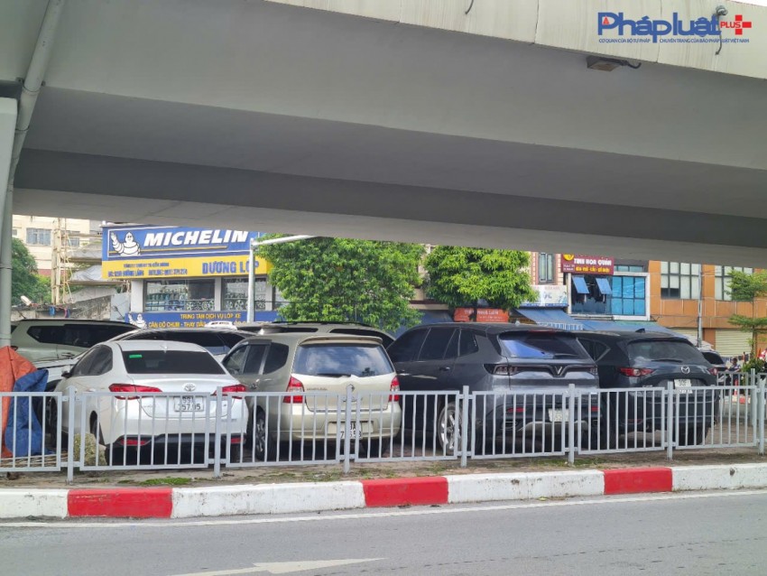 Cận cảnh những điểm trông giữ xe núp dưới chân cầu vượt tiềm ẩn nguy cơ bất an giữa lòng Hà nội