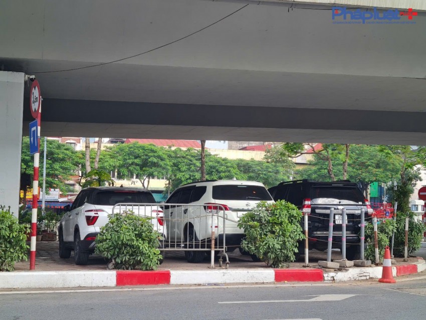 Cận cảnh những điểm trông giữ xe núp dưới chân cầu vượt tiềm ẩn nguy cơ bất an giữa lòng Hà nội