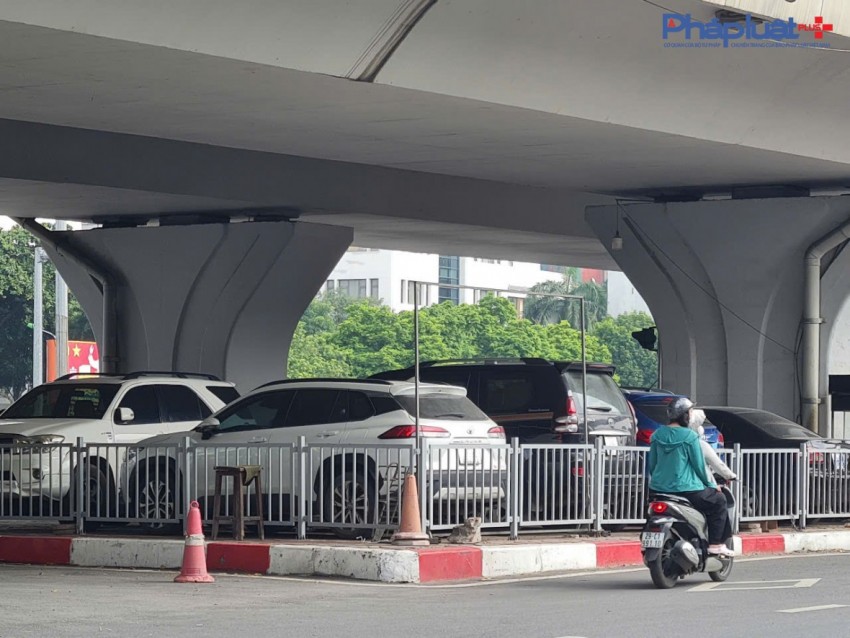 Cận cảnh những điểm trông giữ xe núp dưới chân cầu vượt tiềm ẩn nguy cơ bất an giữa lòng Hà nội