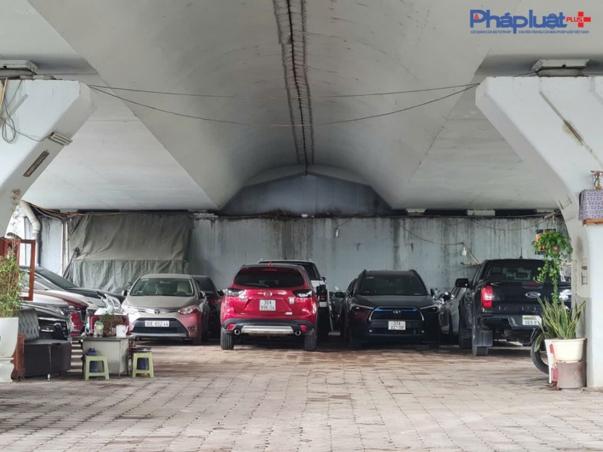 Cận cảnh những điểm trông giữ xe núp dưới chân cầu vượt tiềm ẩn nguy cơ bất an giữa lòng Hà nội