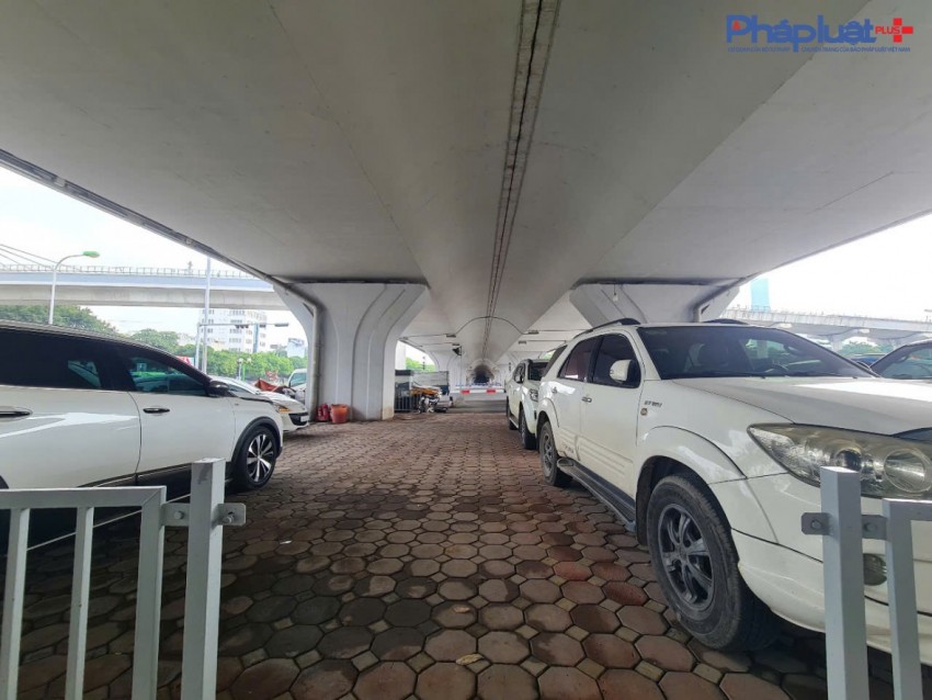 Cận cảnh những điểm trông giữ xe núp dưới chân cầu vượt tiềm ẩn nguy cơ bất an giữa lòng Hà nội