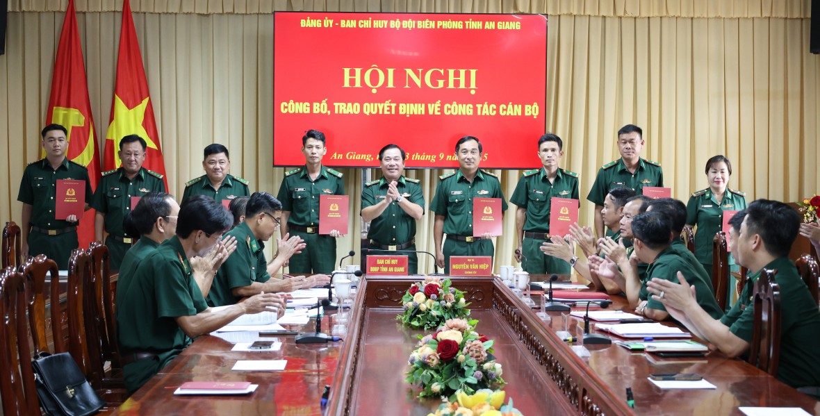 Bộ đội Biên phòng tỉnh An Giang trao quyết định về công tác cán bộ