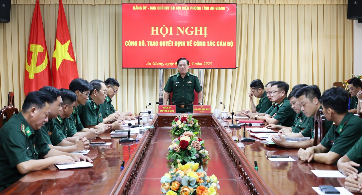 Bộ đội Biên phòng tỉnh An Giang trao quyết định về công tác cán bộ
