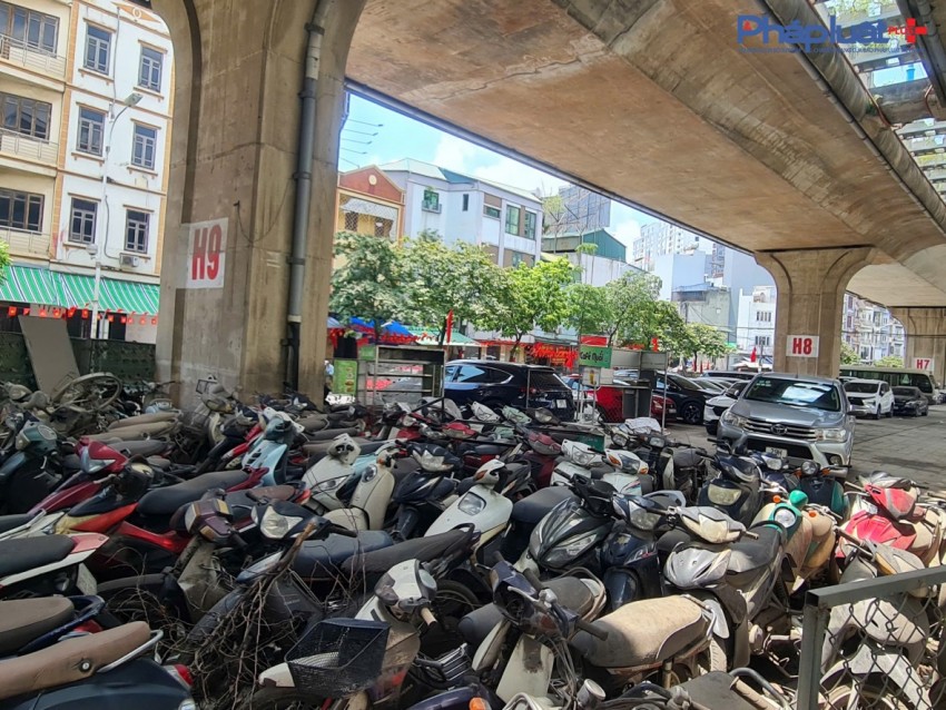 Cận cảnh những điểm trông giữ xe núp dưới chân cầu vượt tiềm ẩn nguy cơ bất an giữa lòng Hà nội