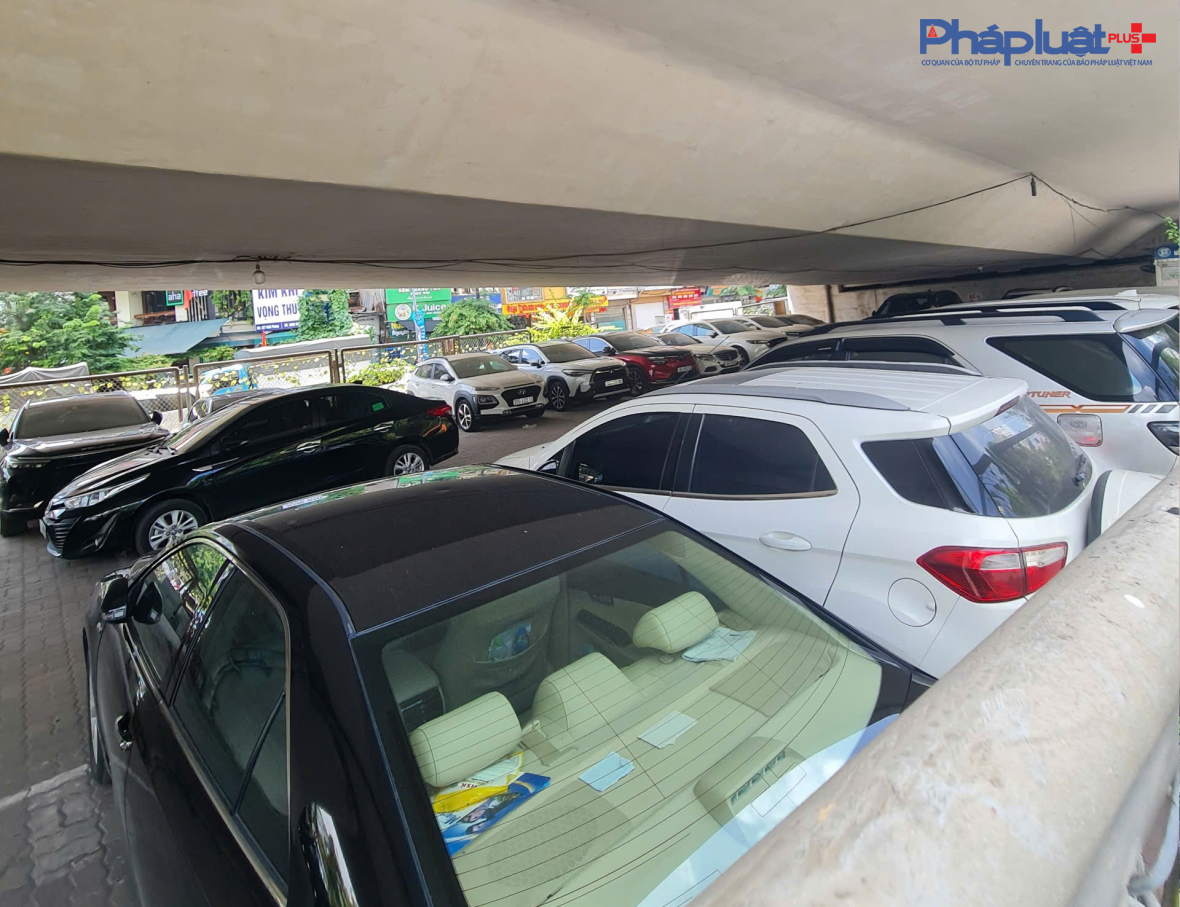 Cận cảnh những điểm trông giữ xe núp dưới chân cầu vượt tiềm ẩn nguy cơ bất an giữa lòng Hà nội