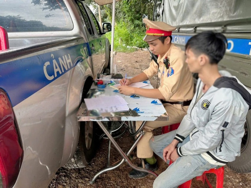 Phát hiện hai người điều khiển xe máy chạy quá tốc độ, dương tính với ma túy