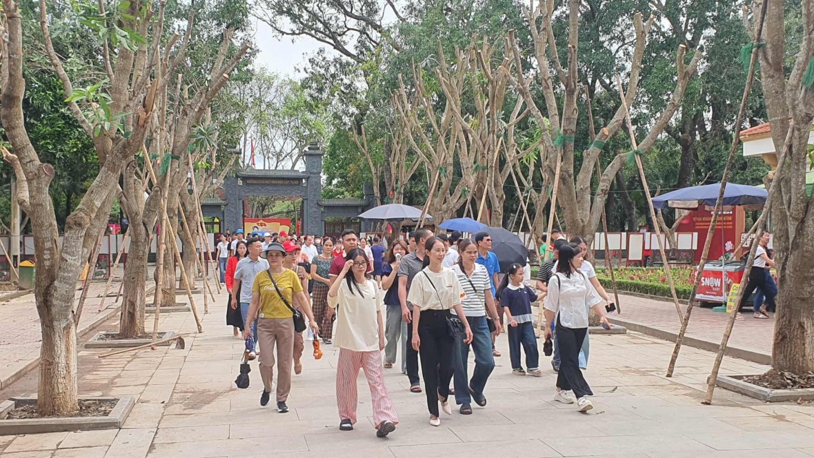 Du khách thập phương hành hương về thăm quê Bác dịp nghỉ lễ Quốc khánh - Ảnh Nguyễn Nam.