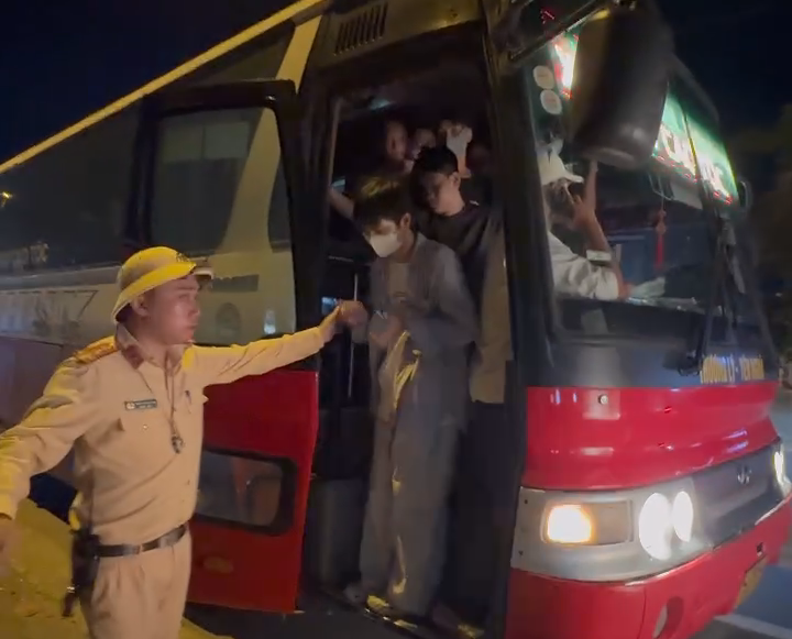 CSGT Hải Phòng phát hiện xe khách nhồi nhét 82 người, tài xế không có bằng lái