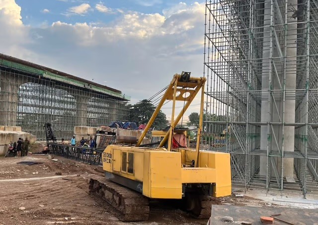 Hiện trường cần cẩu thi công dự án Vành đai 3 TPHCM sập, đè lên 2 người đàn ông. Hiện trường cần cẩu thi công dự án Vành đai 3 TPHCM sập, đè lên 2 người đàn ông.