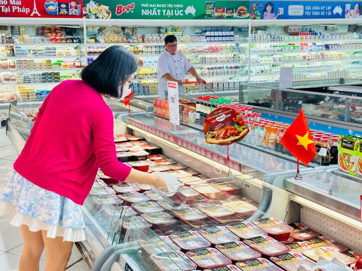 Khách hàng mua sắm mặt hàng thịt sạch MEATDeli