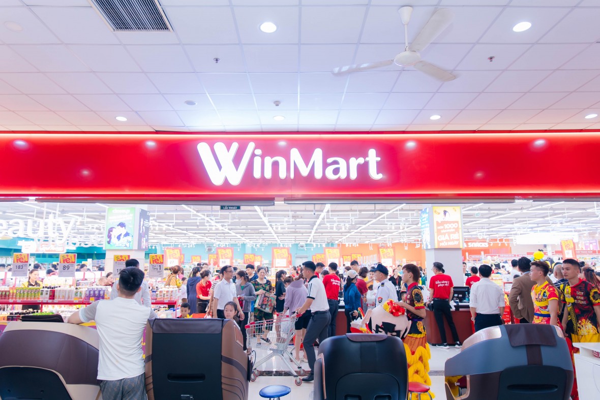WinMart thu hút đông đảo khách hàng với chương trình giảm giá hàng thiết yếu dịp khai trương. tiêu dùng