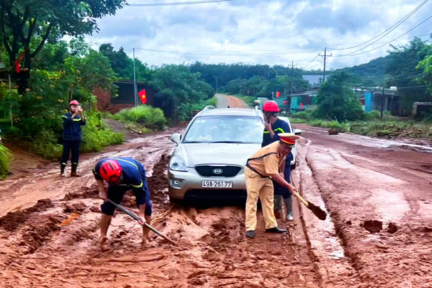 Lượng bùn đất lớn tràn xuống mặt đường QL14C đoạn qua xã Phú Nghĩa, khiến mặt đường trơn trượt, giao thông tê liệt.