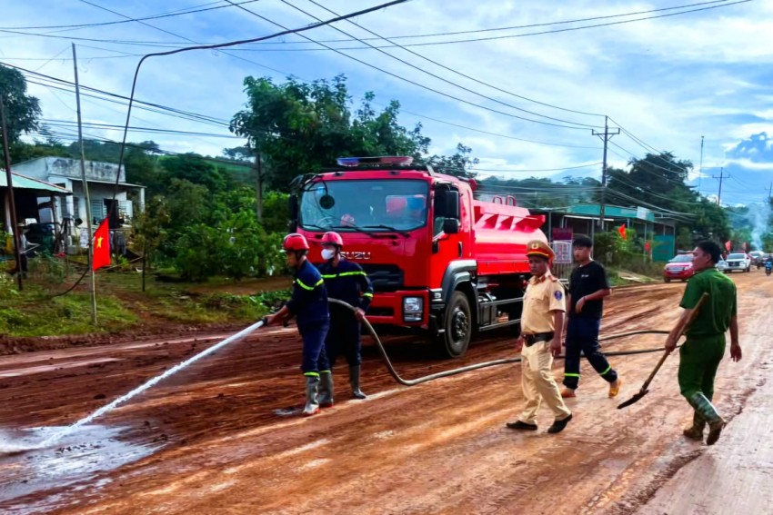 Lực lượng chức năng khắc phục sự cố, tuyến đường được thông xe trở lại bình thường.