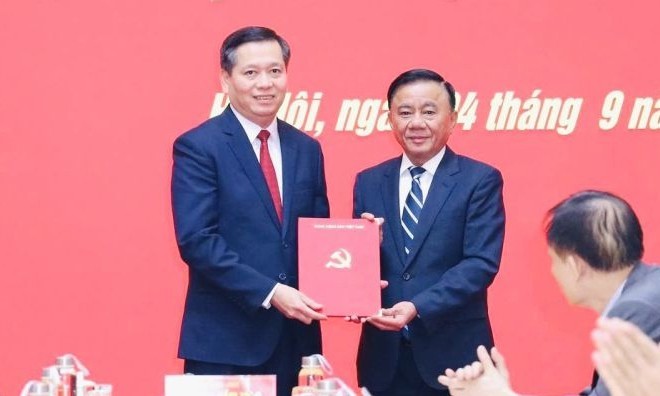 Thường trực Ban Bí thư Trần Cẩm Tú trao quyết định của Bộ Chính trị cho ông Nguyễn Long Hải.