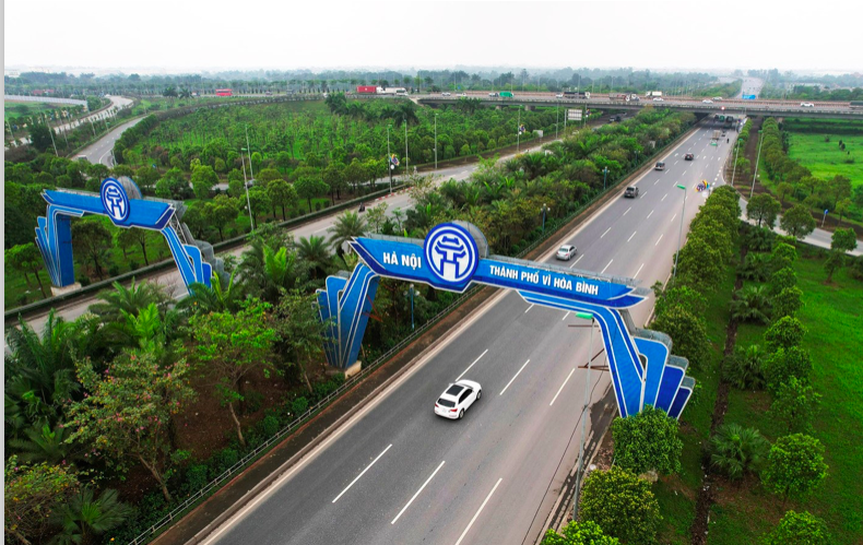 Từ ngày 20/9/2025, Cục CSGT đề xuất cấm xe tải chạy ở làn trái tốc độ cao nhất trên hai tuyến cao tốc Đại lộ Thăng Long và Võ Nguyên Giáp nhằm giảm ùn tắc, tăng an toàn giao thông.