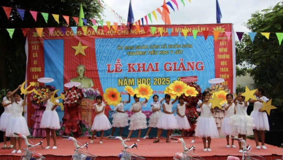 Học sinh Đắk Lắk hân hoan bước vào năm học mới