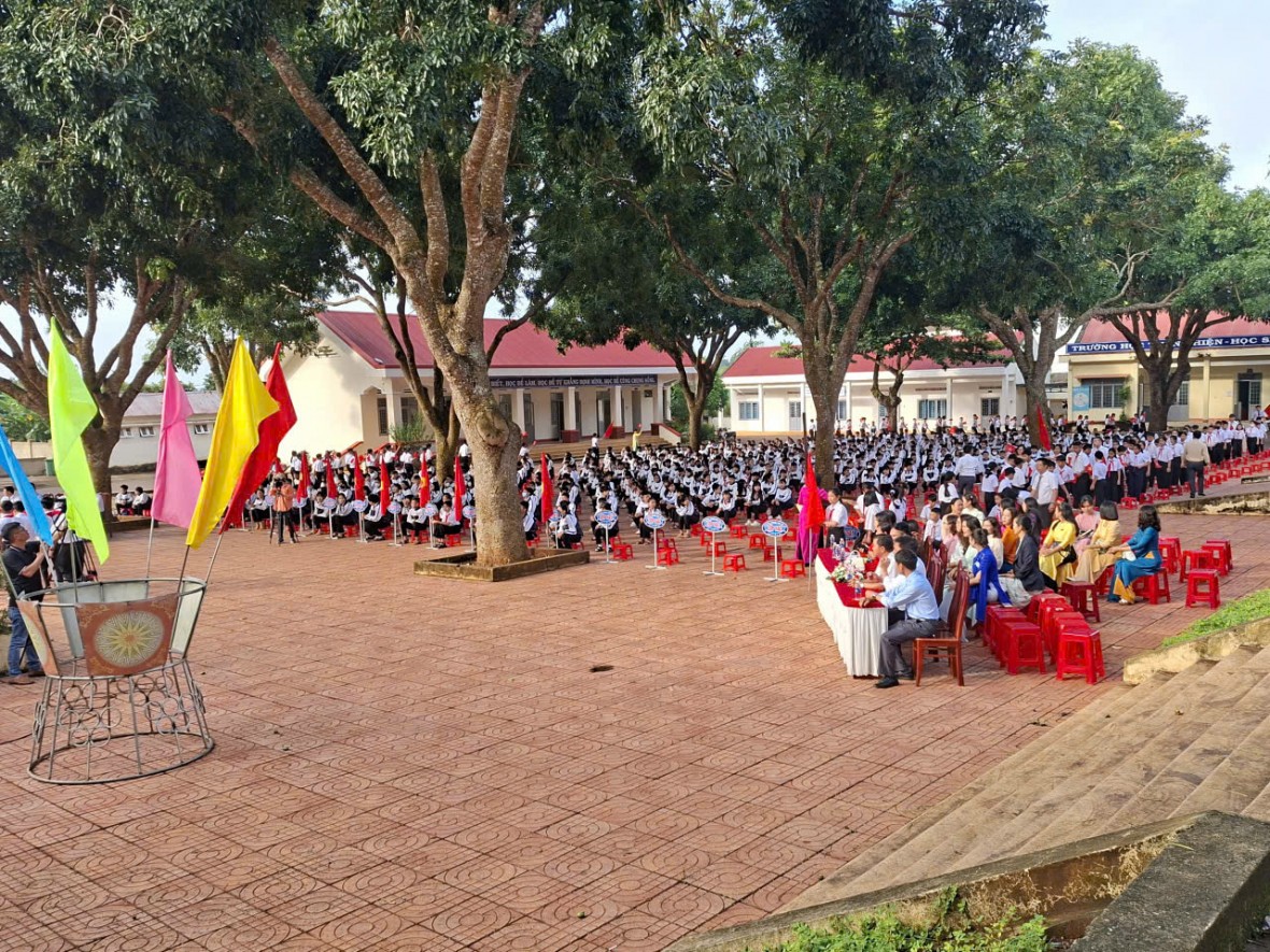 Học sinh Đắk Lắk hân hoan bước vào năm học mới