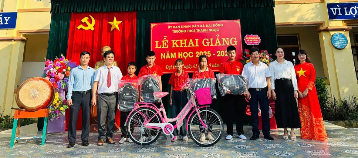 Trao tặng quà, hỗ trợ học sinh khó khăn tại xã Đại Đồng (tỉnh Nghệ An).