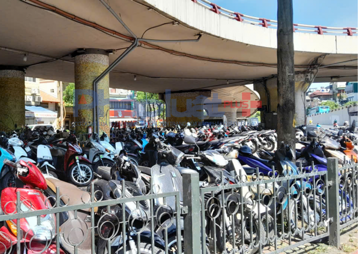 Bãi trông, giữ xe dưới gầm cầu Chương Dương tiềm ẩn nguy cơ cháy nổ