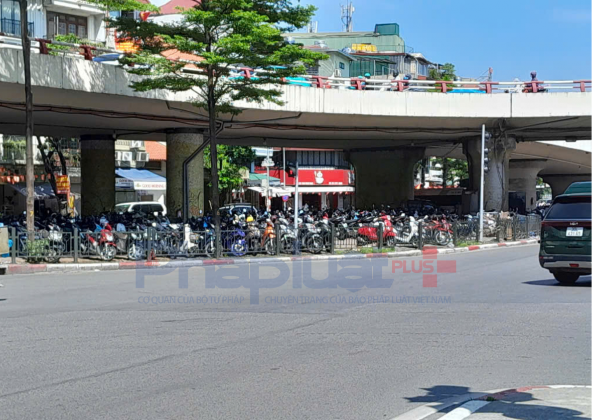 Bãi trông, giữ xe dưới gầm cầu Chương Dương tiềm ẩn nguy cơ cháy nổ