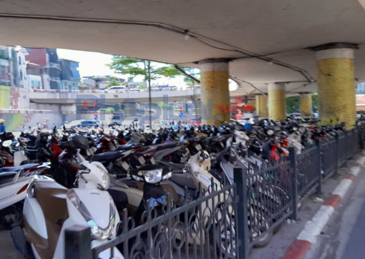 Bãi trông, giữ xe dưới gầm cầu Chương Dương tiềm ẩn nguy cơ cháy nổ