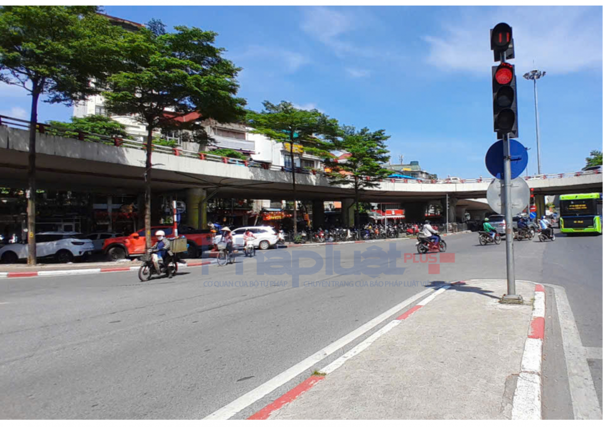 Bãi trông, giữ xe dưới gầm cầu Chương Dương tiềm ẩn nguy cơ cháy nổ