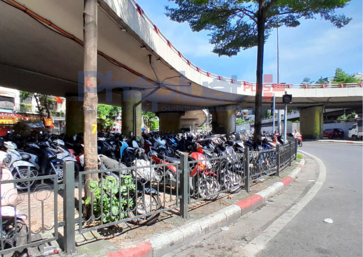 Bãi trông, giữ xe dưới gầm cầu Chương Dương tiềm ẩn nguy cơ cháy nổ