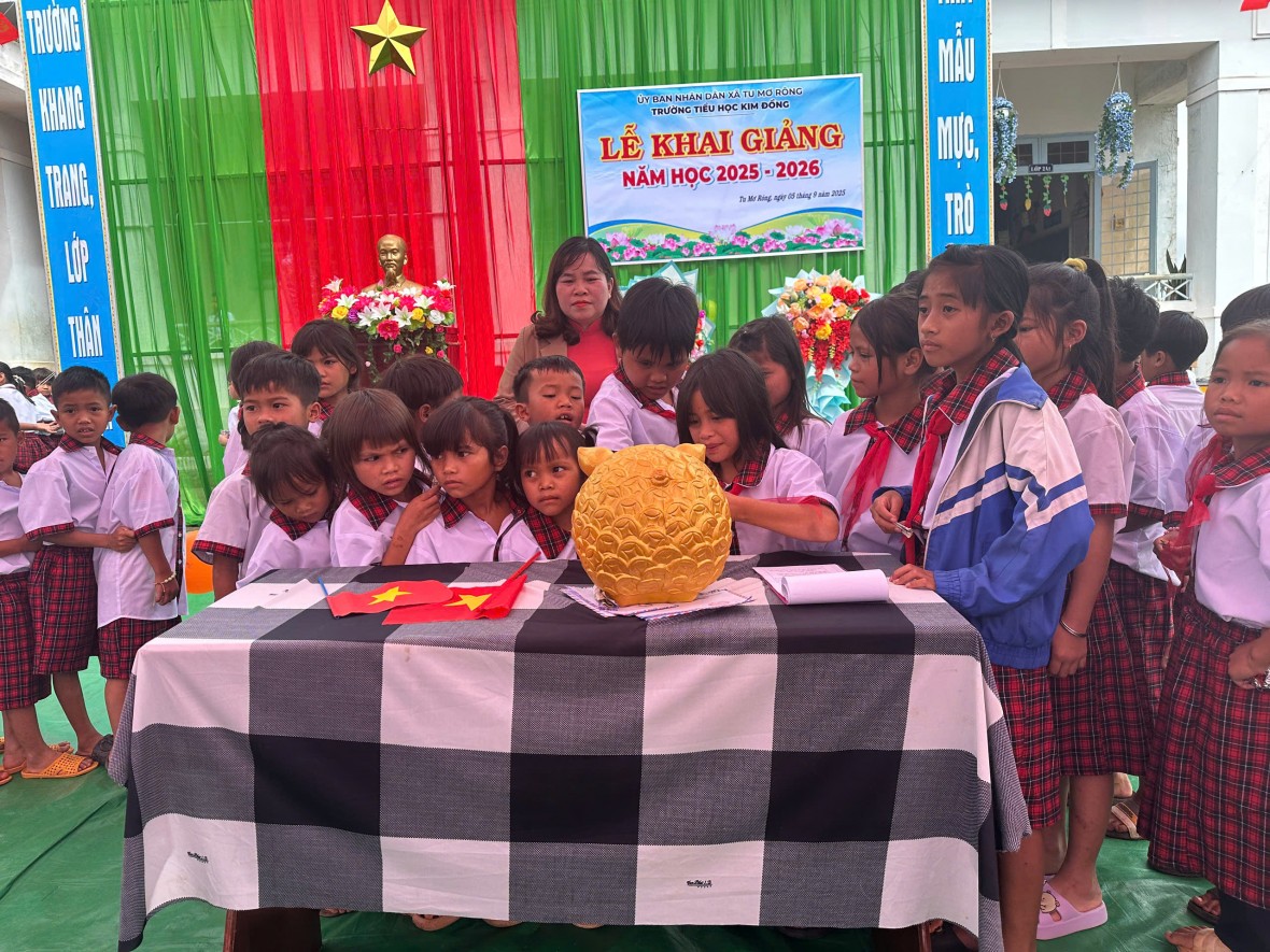 Một trường Tiểu học vùng cao Quảng Ngãi phát động nuôi heo đất gây quỹ