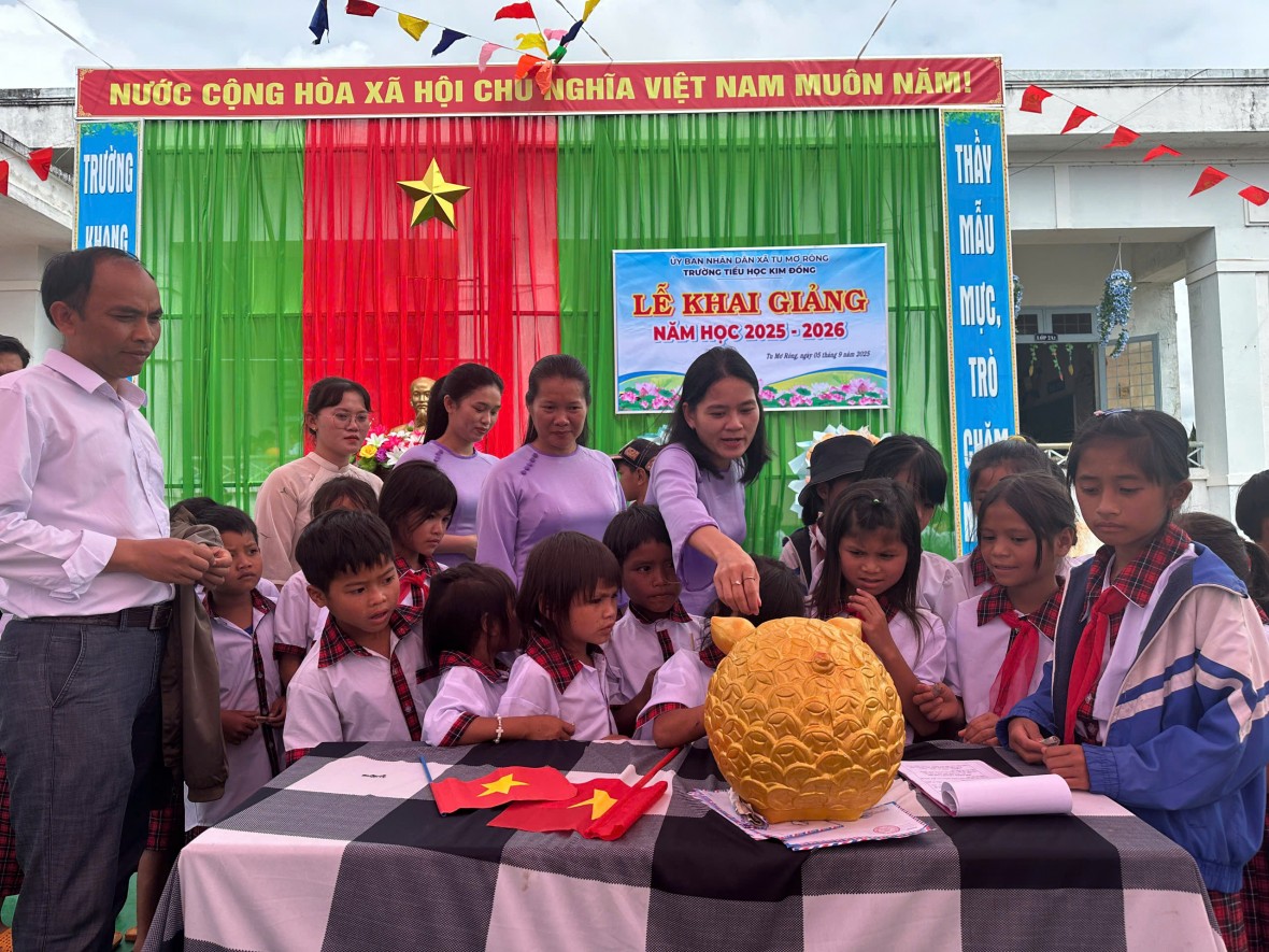 Một trường Tiểu học vùng cao Quảng Ngãi phát động nuôi heo đất gây quỹ