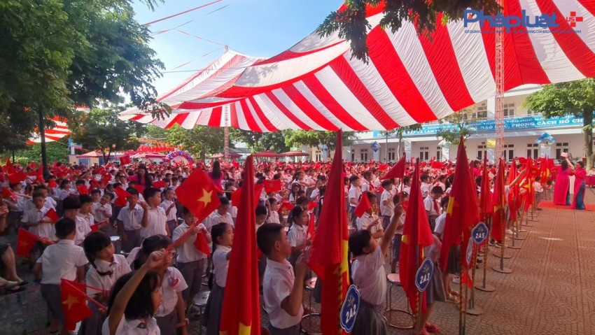 Cô, Thầy cùng gần 1 nghìn học trò trường Tiểu Học Nam Từ Liêm tưng bừng trong Lễ Khai giảng đặc biệt