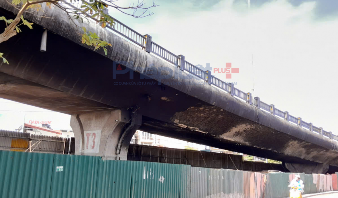 Bãi xe dưới gầm cầu Chương Dương trống trơn sau lệnh dừng hoạt động