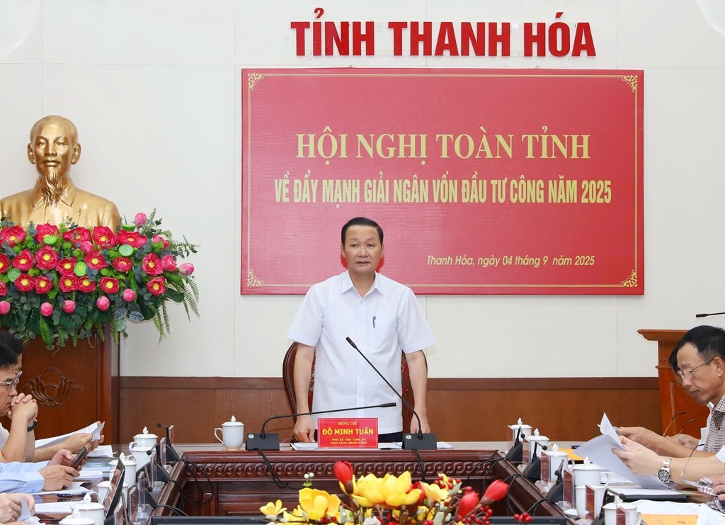 Ông Đỗ Minh Tuấn, Phó Bí thư Tỉnh ủy, Chủ tịch UBND tỉnh chủ trì hội nghị. (Ảnh: UBND tỉnh TH)
