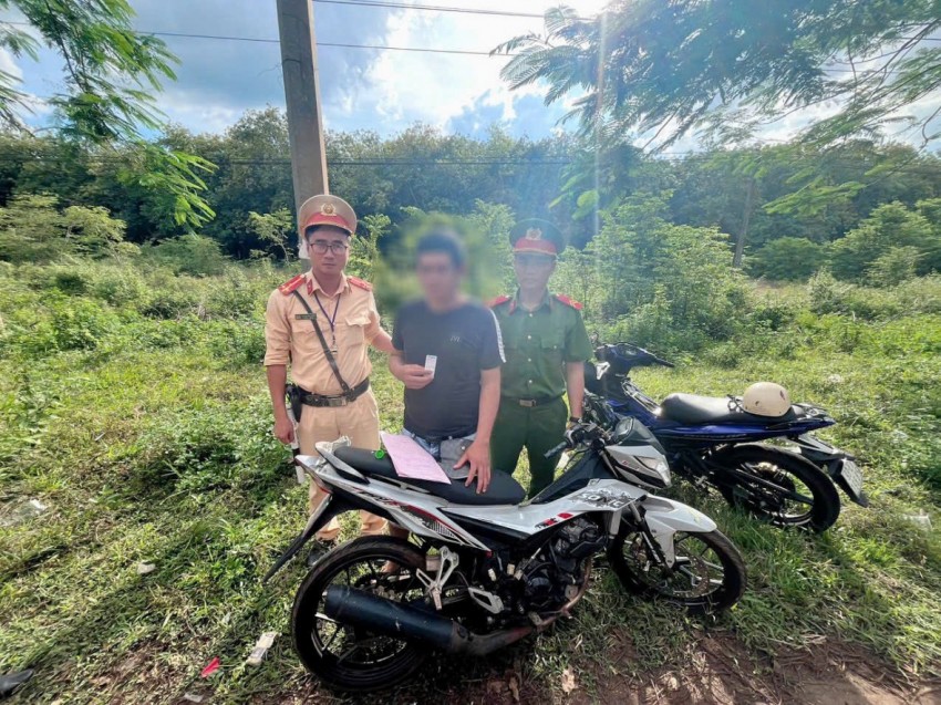 Lực lượng CSGT bàn giao đối tượng Trịnh Hoài T. cho Công an phường Bình Long.