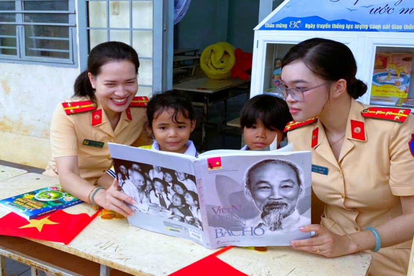 Phòng Cảnh sát giao thông (CSGT) Công an tỉnh Đồng Nai đã tổ chức trao tặng mô hình “Tủ sách cho em”.