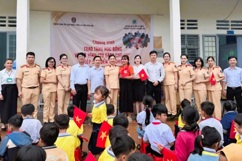 Đại diện Ban Giám hiệu Trường tiểu học Đinh Bộ Lĩnh cùng Phòng Cảnh sát giao thông (CSGT) Công an tỉnh Đồng Nai.
