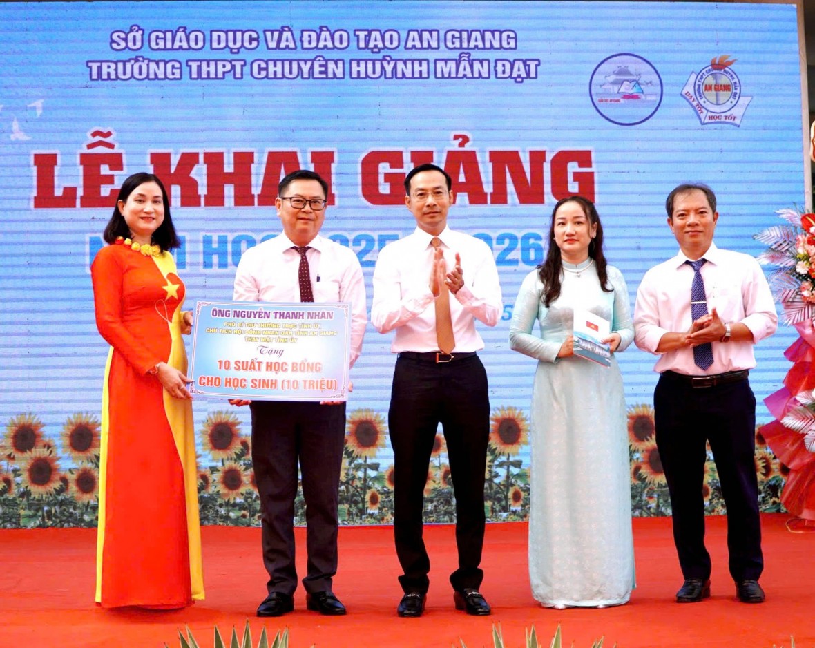 Trường THPT chuyên Huỳnh Mẫn Đạt (An Giang) khai giảng năm học 2025 - 2026 với quyết tâm đổi mới, bứt phá