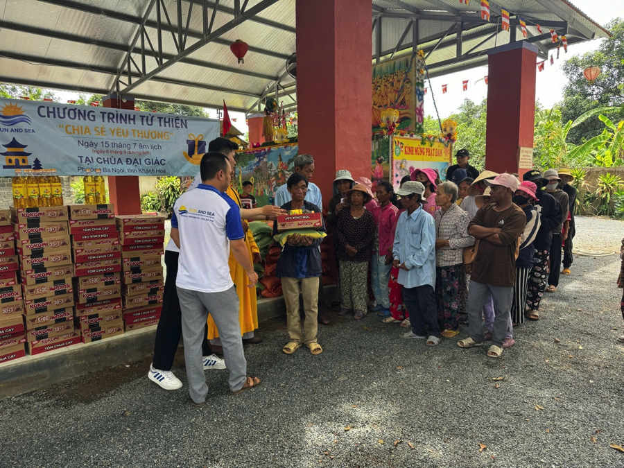 Trao tận tay quà hỗ trợ đến từng hộ gia đình. Trao tận tay quà hỗ trợ đến từng hộ gia đình.