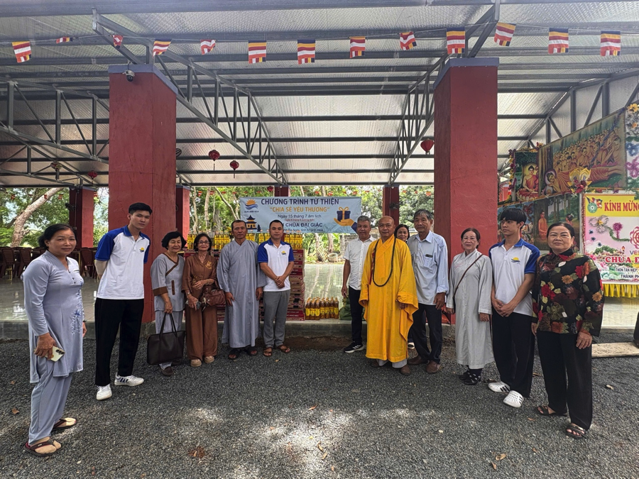 : Đoàn Sun and Sea và các nhà hảo tâm chụp lưu niệm tại chùa Đại Giác. : Đoàn Sun and Sea và các nhà hảo tâm chụp lưu niệm tại chùa Đại Giác.