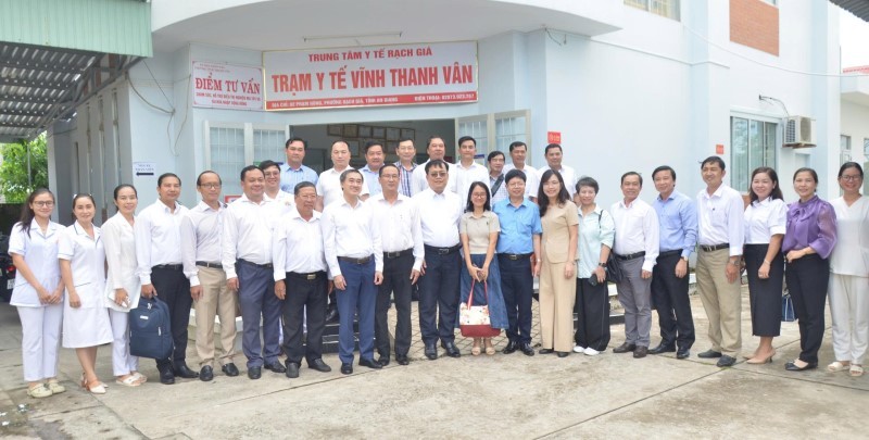 Thứ trưởng Bộ Y tế Trần Văn Thuấn kiểm tra về thực hiện chính quyền 2 cấp tại Trạm Y tế Vĩnh Thanh Vân, tỉnh An Giang