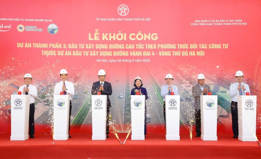 Các đại biểu dự lễ khởi  công