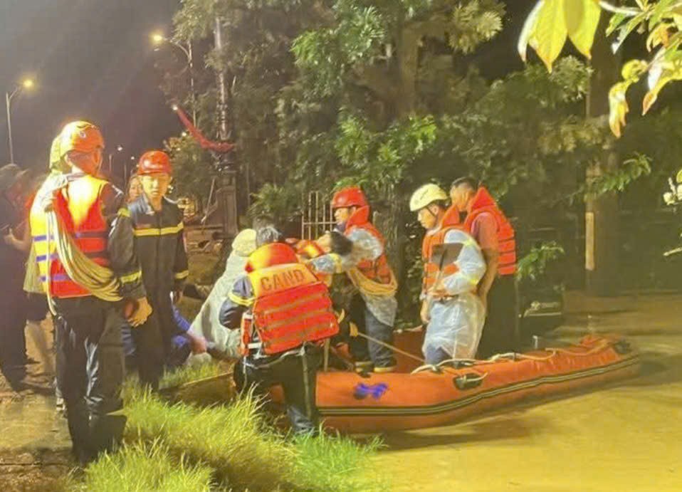 Vượt qua lũ dữ, Trưởng Công an xã ở Lâm Đồng cứu nhiều trẻ em trong đêm