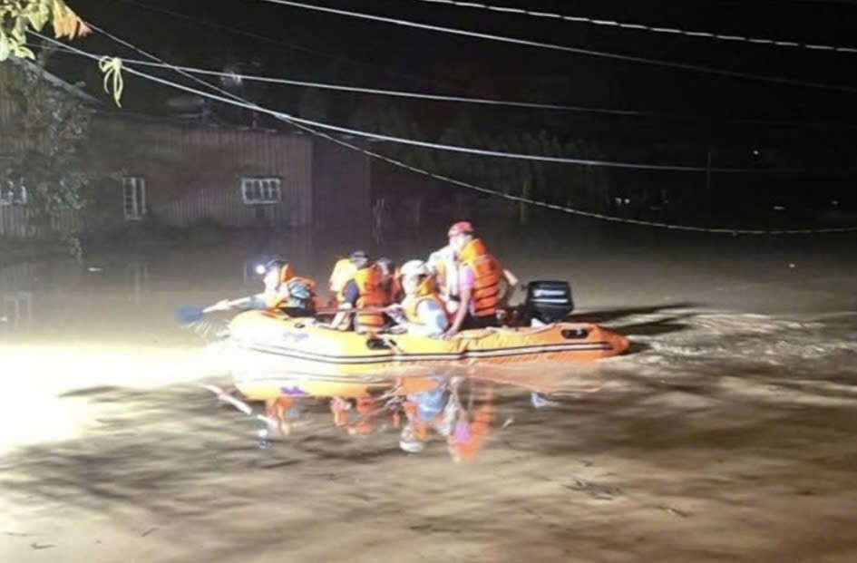 Vượt qua lũ dữ, Trưởng Công an xã ở Lâm Đồng cứu nhiều trẻ em trong đêm