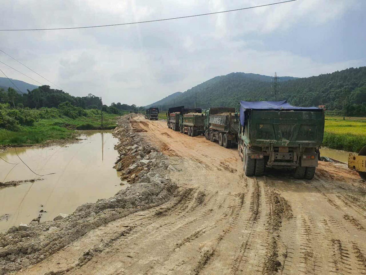 Các nhà thầu đang tăng tốc thi công để đẩy nhanh tiến độ, đảm bảo kế hoạch giải ngân nguồn vốn. Các nhà thầu đang tăng tốc thi công để đẩy nhanh tiến độ, đảm bảo kế hoạch giải ngân nguồn vốn.