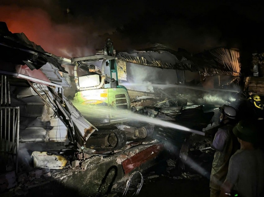 Xe máy xúc được huy động để phối hợp chữa cháy..