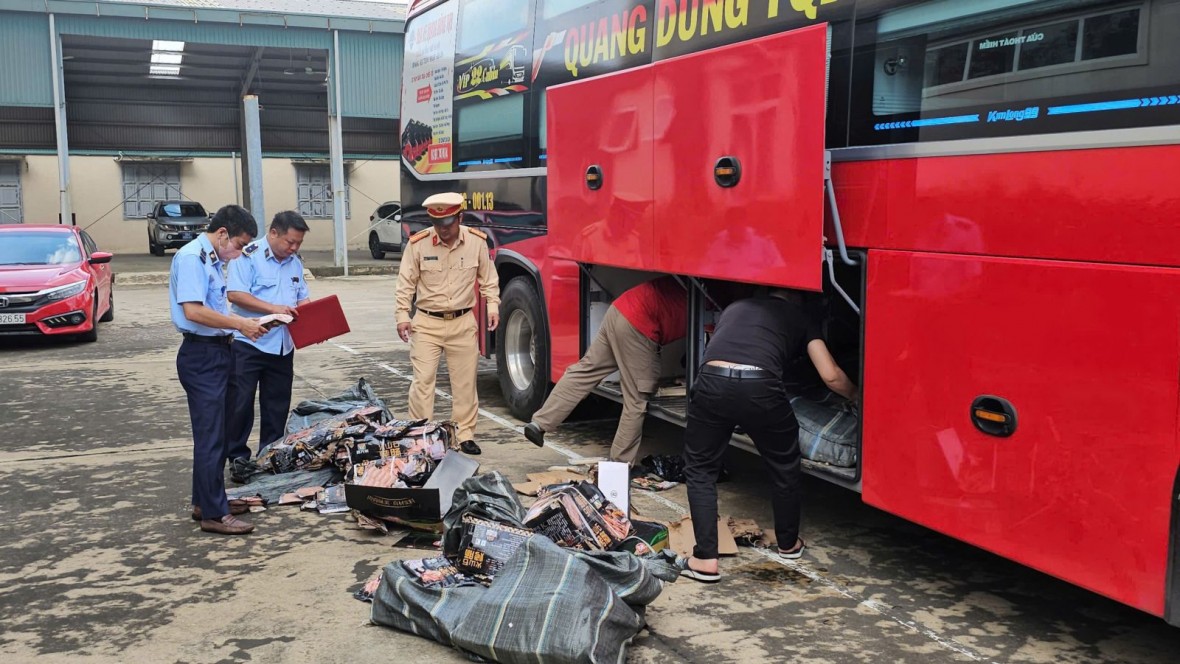 Lực lượng chức năng kiểm kê tang vật là số thực phẩm không rõ nguồn gốc xuất xứ. (Ảnh: CATH) Lực lượng chức năng kiểm kê tang vật là số thực phẩm không rõ nguồn gốc xuất xứ. (Ảnh: CATH)