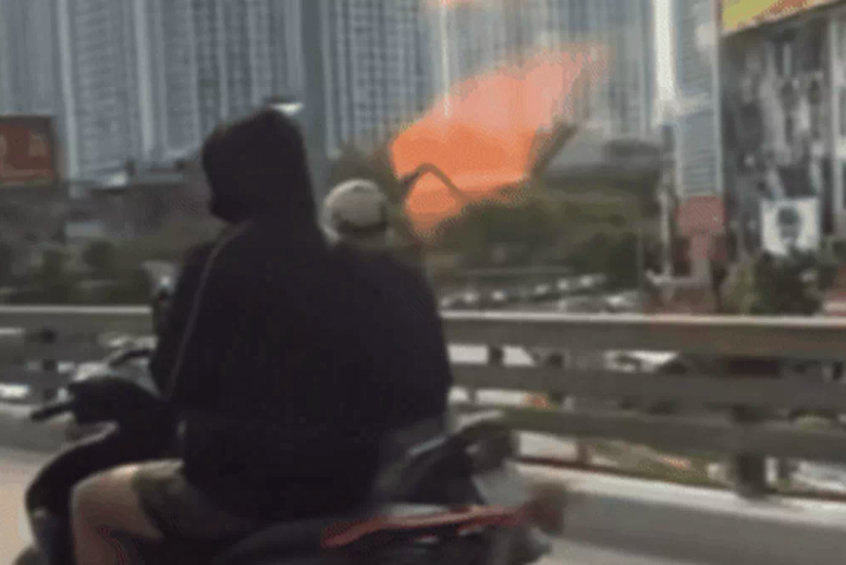 Hình ảnh anh H. và một người đi xe máy khác vừa lái xe vừa dùng điện thoại, bị Thiếu tướng Đỗ Thanh Bình, Cục trưởng Cục CSGT, ghi lại (Ảnh: Cục CSGT).