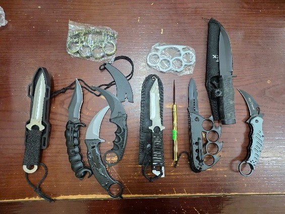 Các loại vũ khí nguy hiểm được rao bán công khai trên mạng.