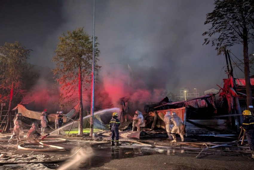 Lực lượng chức năng có mặt ở hiện trường để khống chế và dập tắt đám cháy.