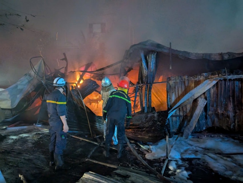 Lực lượng Cảnh sát PCCC&CNCH triển khai phương tiện dập tắt đám cháy.